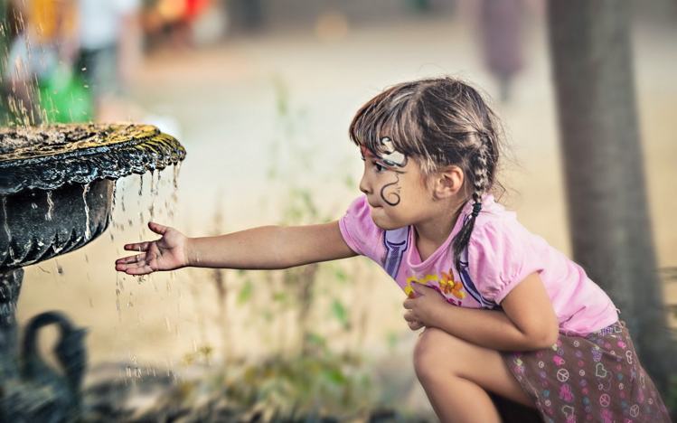 ठण्ड में बच्चे भीगे नहीं dont let children get wet in cold